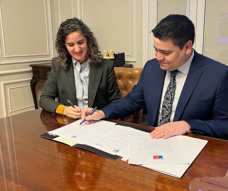 UAI y CAJ Metropolitana firman convenio para desarrollo de proyectos de investigación y otras iniciativas